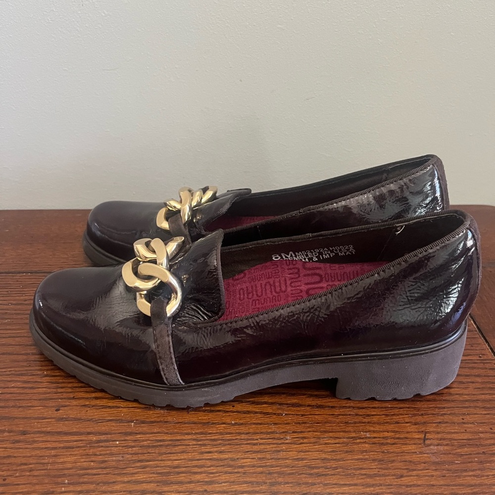 Munro Lug loafer with gold hardware NEW 8